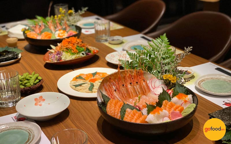 Wa Japanese Cuisine có cách trang trí món ăn cầu kỳ, tỉ mỉ