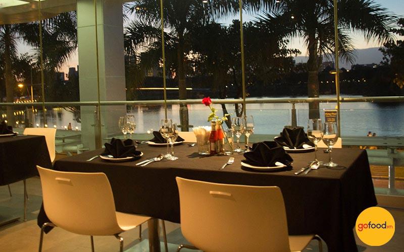 Không gian nhà hàng thoáng đãng với view bờ sông đầy lãng mạn