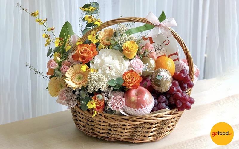 Giỏ trái cây kèm hoa tươi xinh xắn tặng cô giáo nhân dịp 20/10 (Nguồn Internet)