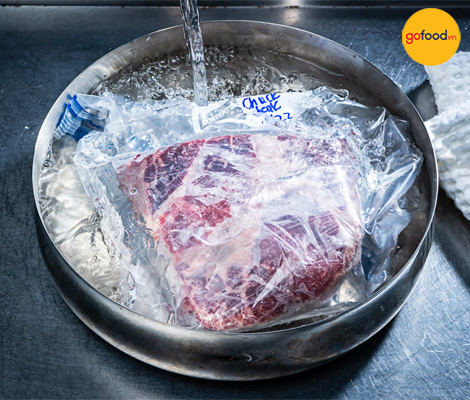 Cách rã đông thịt bò nhanh bằng nước nóng là gì?
