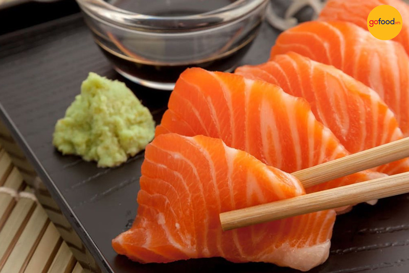 Sashimi cá hồi luôn thưởng thức cùng nhiều đồ ăn kèm, không thể thiếu mù tạt