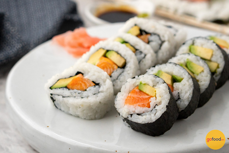 Sushi cá hồi tươi là món ăn hấp dẫn nhiều thực khách