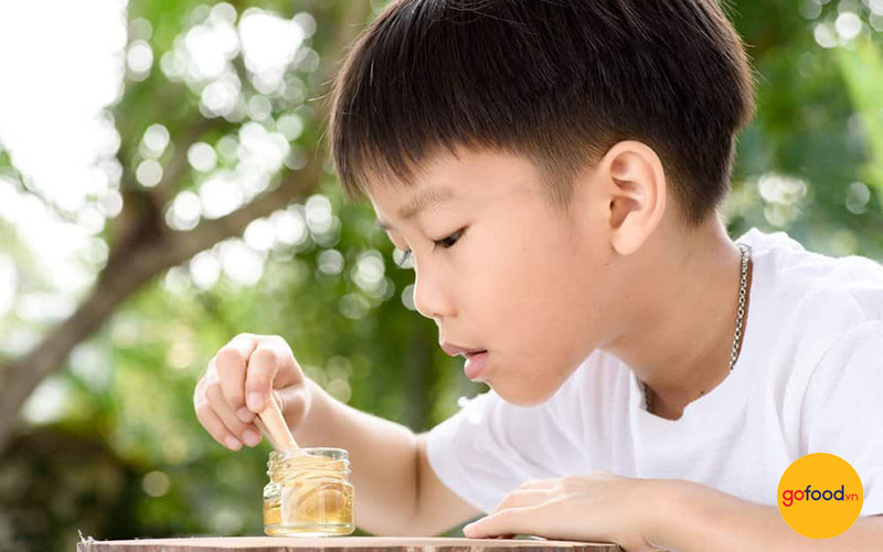 Không nên cho trẻ em dưới 10 tuổi uống nước chanh mật ong