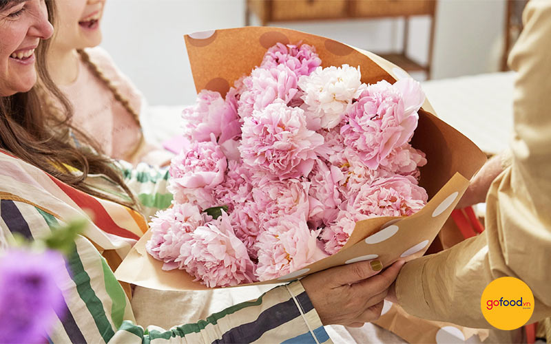 Tặng hoa cho bố mẹ ngày 20/11