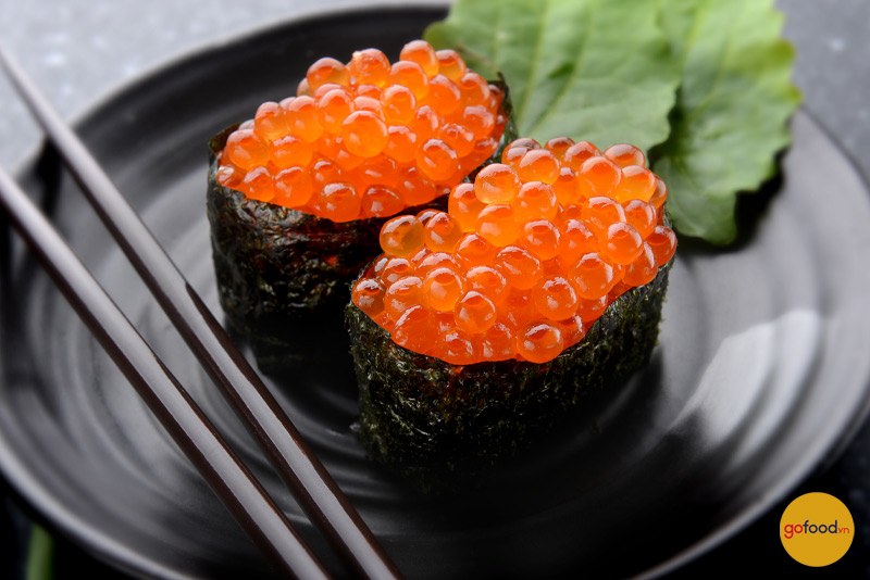 Sushi trứng cá hồi thanh mát và giàu dinh dưỡng
