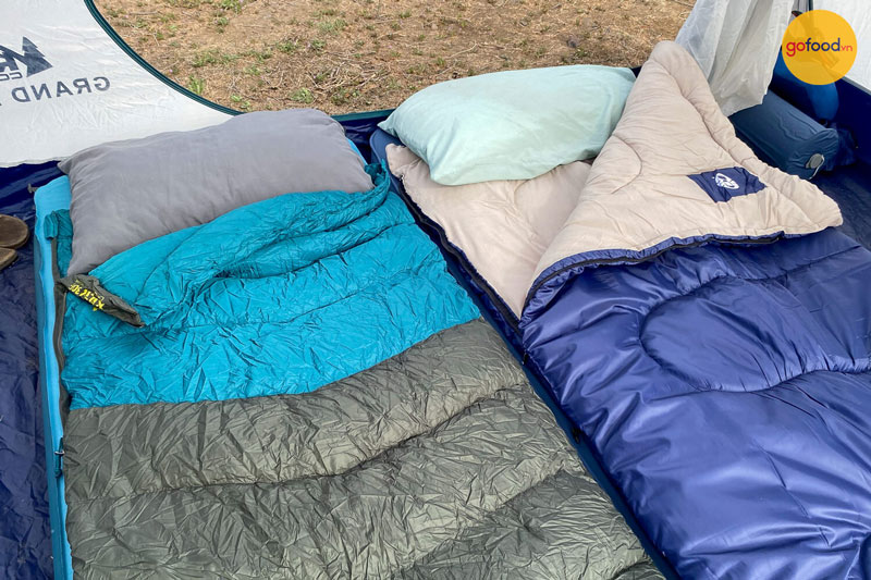 Những chiếc túi ngủ chính là vật không thể thiếu khi đi camping