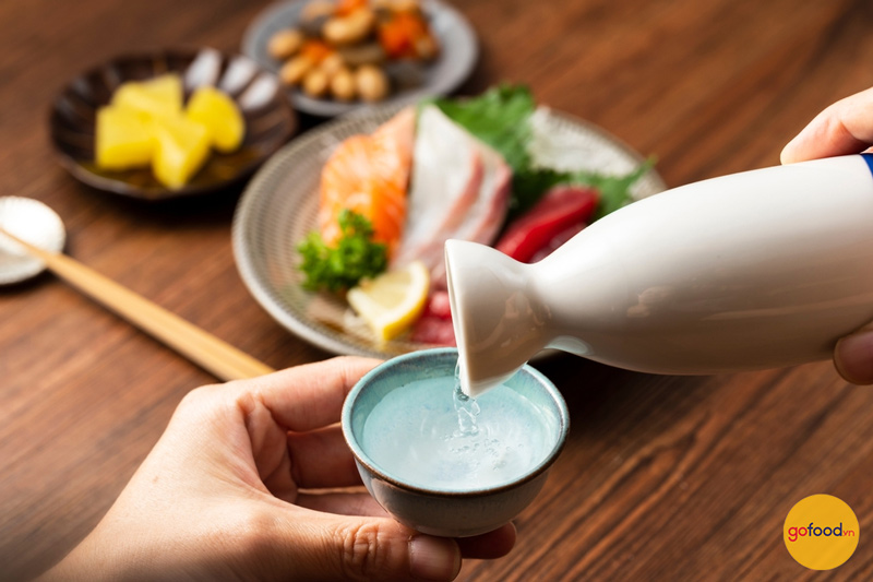 Sashimi cá hồi dễ dàng kết hợp với các loại đồ uống thanh nhẹ