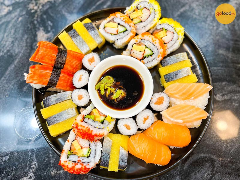 Đĩa sashimi thanh mát với các màu sắc bắt mắt