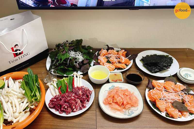 Lẩu bò ăn cùng cá hồi tươi cắt thái Sashimi
