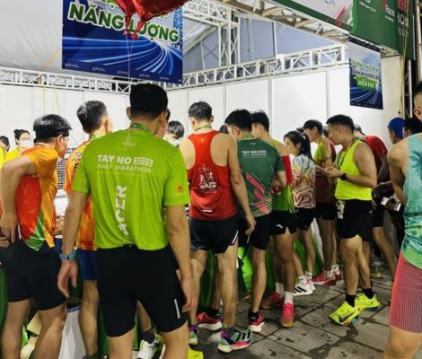 Hàng dài các Runner hào hứng thưởng thức sản phẩm Gofood
