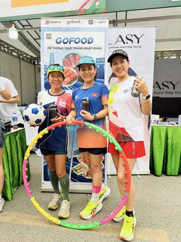khong-khi-soi-dong-tai-tay-ho-half-marathon-1