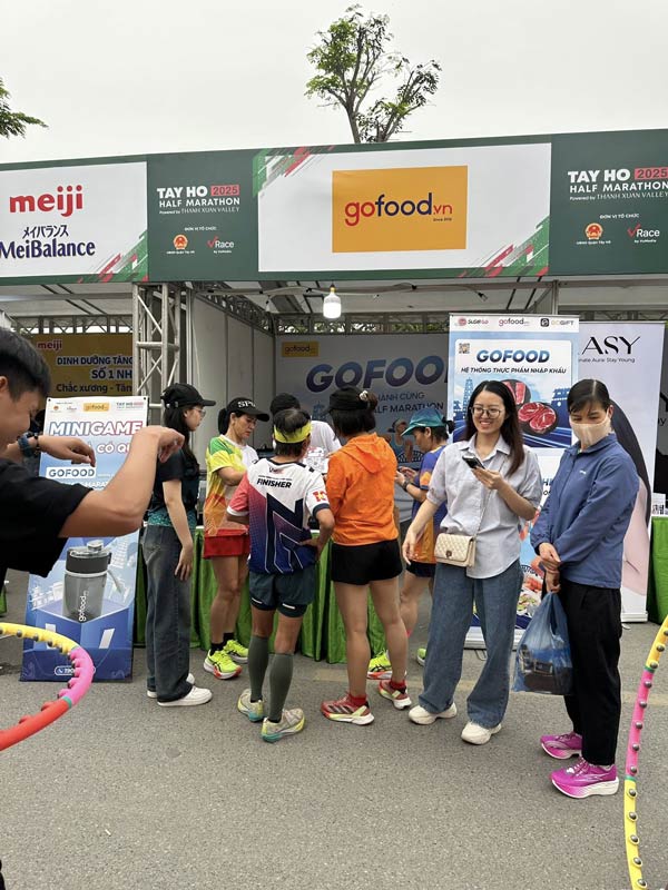 khong-khi-soi-dong-tai-tay-ho-half-marathon-2