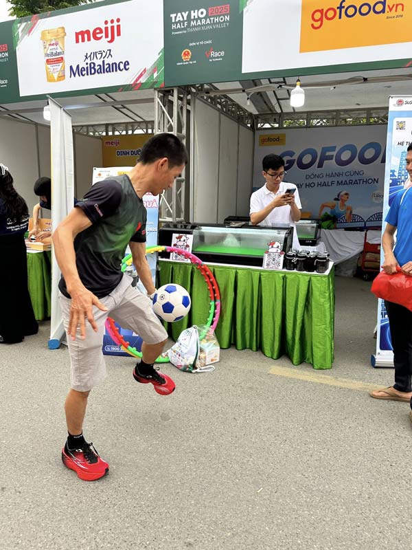 khong-khi-soi-dong-tai-tay-ho-half-marathon-4