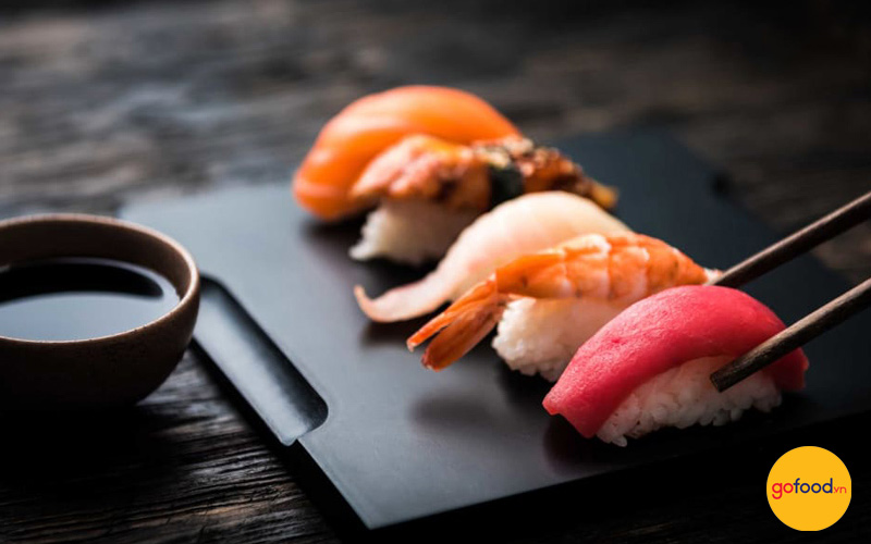 Ăn sushi từ ngoài vào trong
