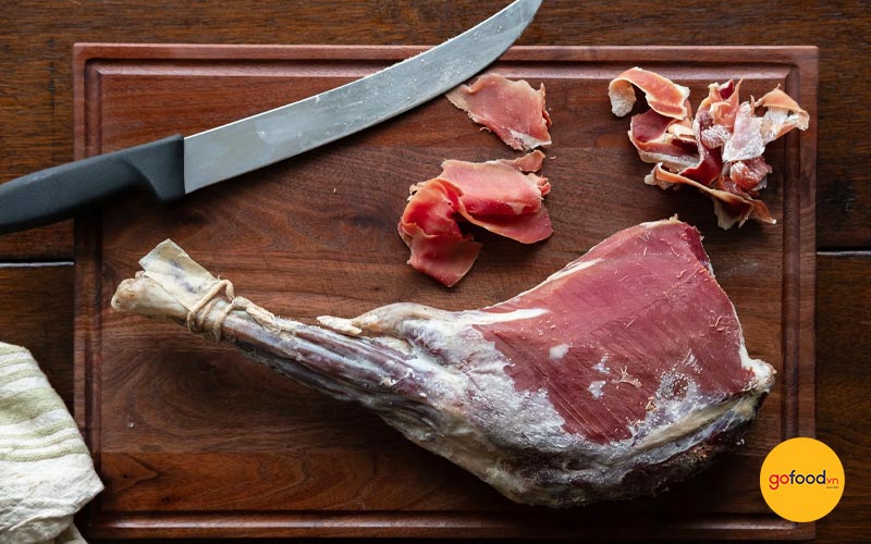 Đốm trắng tr&ecirc;n đ&ugrave;i heo muối c&oacute; ăn được