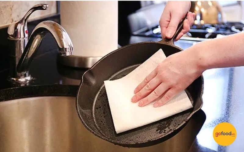 Lau khô nồi gang trước khi cất