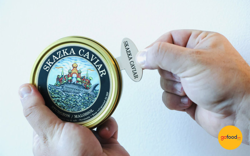 Mở nắp hộp trứng c&aacute; tầm bằng kh&oacute;a chuy&ecirc;n dụng