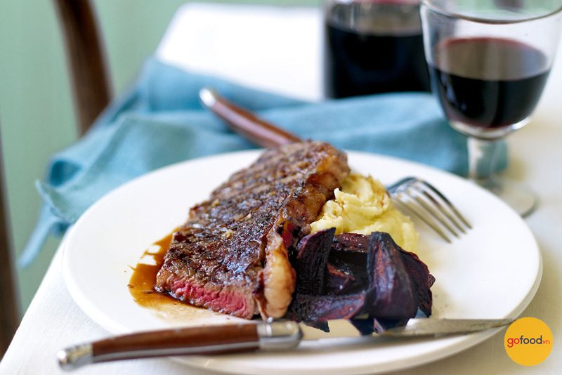 Nước ép lựu có chất tanning giúp cân bằng khẩu vị khi dùng Steak