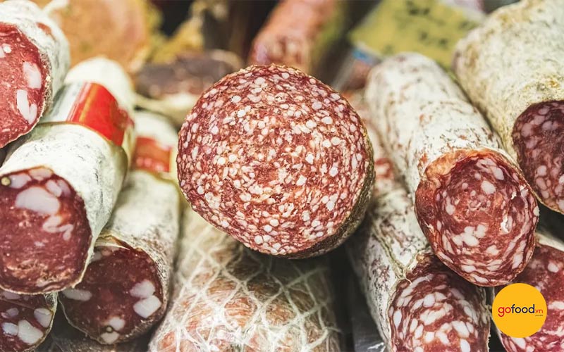 Salami là xúc xích lên men dạng khối