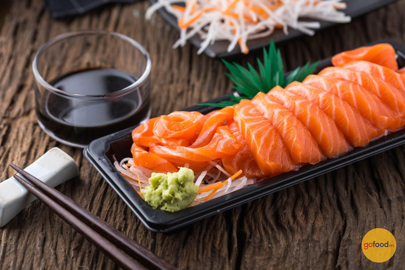 Sashimi là món hải sản tươi sống ăn kèm wasabi và nướng tương