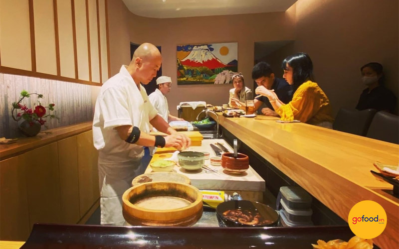 Thực kh&aacute;ch c&oacute; thể theo d&otilde;i trực tiếp quy tr&igrave;nh chế biến khi trải nghiệm phong c&aacute;ch Omakase