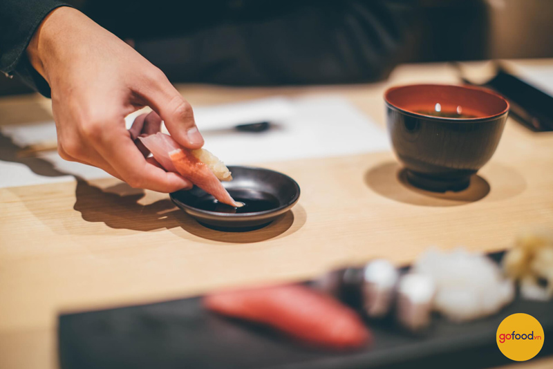 Thưởng thức món sushi bằng tay để cảm nhận rõ hương vị