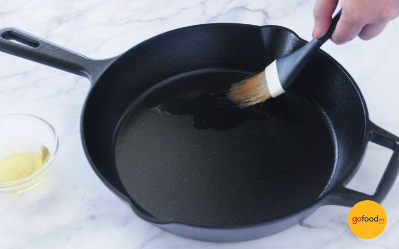 Tôi dầu giúp nồi gang tái tạo lớp chống dính tự nhiên