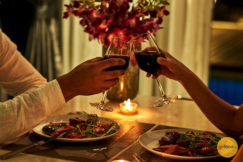 Bữa tối lãng mạn cùng bít tết mềm mọng thêm ly vang quyến rũ