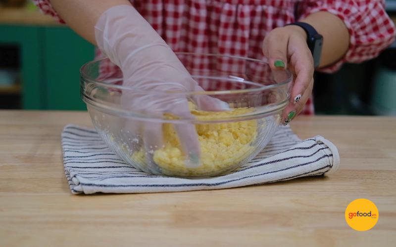 Thao t&aacute;c trộn bột đều tay, tr&aacute;nh để bột v&oacute;n cục&nbsp;