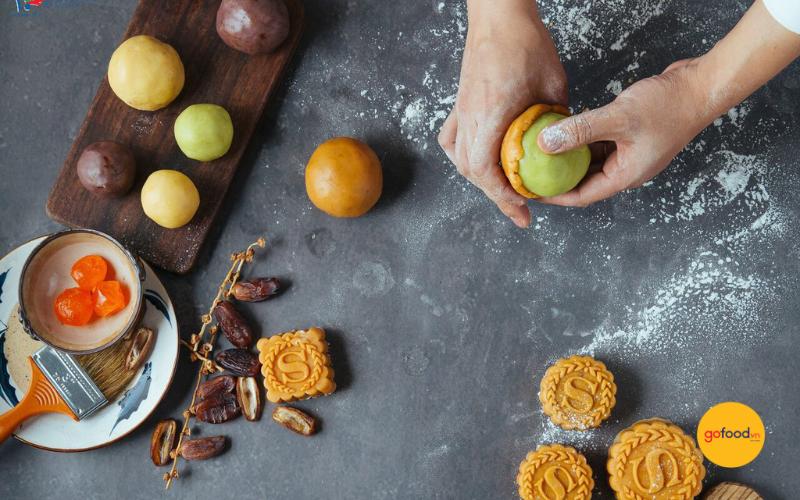Bọc vỏ b&ecirc;n ngo&agrave;i cho b&aacute;nh để tạo h&igrave;nh bắt mắt&nbsp;