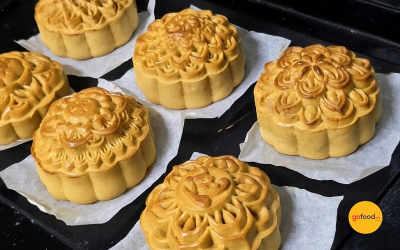 Nướng b&aacute;nh ở nhiệt độ ph&ugrave; hợp để b&aacute;nh kh&ocirc;ng bị nứt, kh&ocirc; cứng