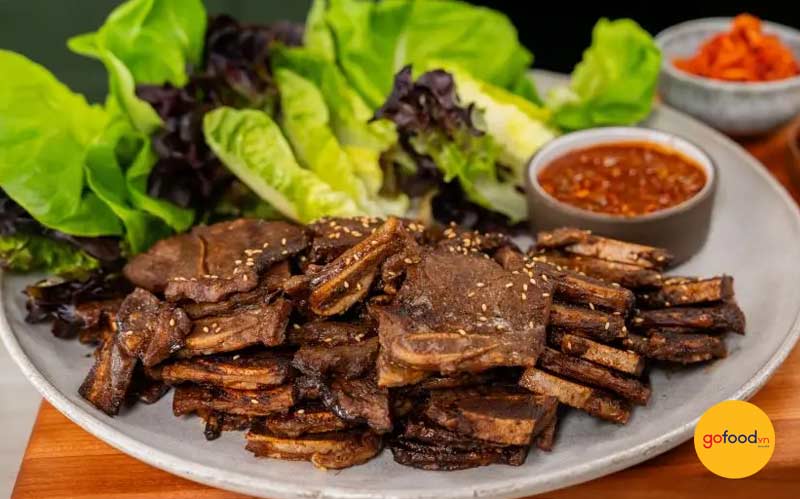 C&oacute; thể ăn rau x&agrave; l&aacute;ch hoặc l&aacute; m&egrave; c&ugrave;ng với sườn nướng galbi để c&acirc;n bằng lại 