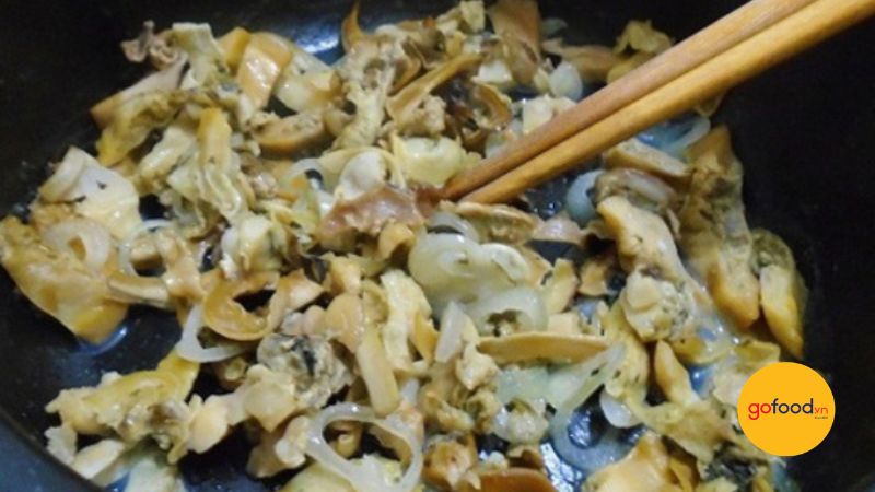 X&agrave;o thịt vẹm với gừng, tỏ