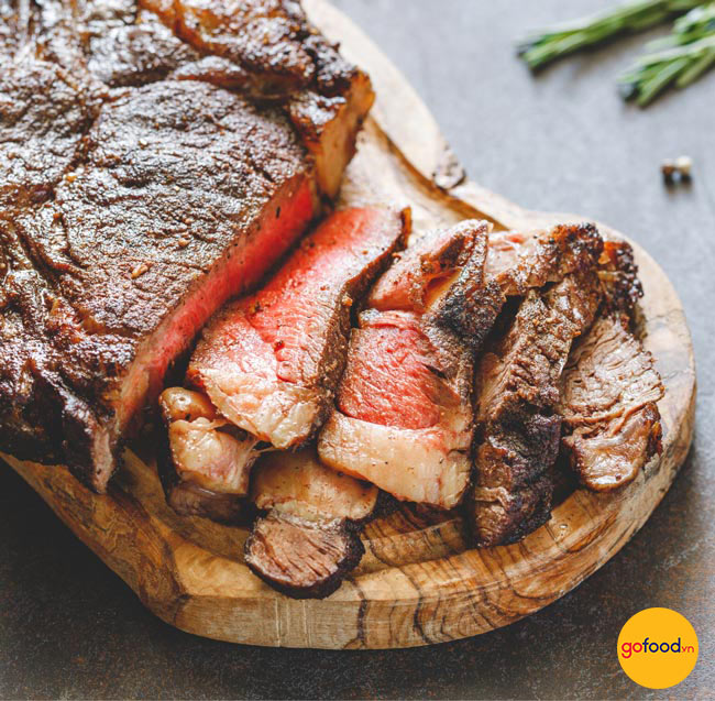 Áp chảo mỗi mặt thịt khoảng 1.5 phút là có ngay món Steak thơm ngon