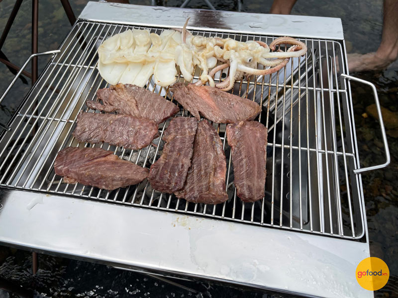 Nướng thịt trên bếp nướng sử dụng than BBQ
