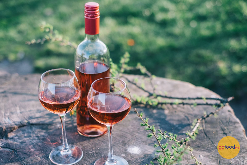 Vang hồng được xem là rượu vang đơn giản, lý tưởng dùng vào mùa hè