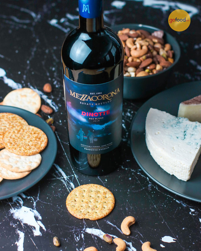 Thưởng thức rượu vang Mezzacorona Di Notte cùng món pho mát
