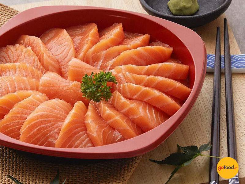 Cắt thái Sashimi cá hồi tại Gofood