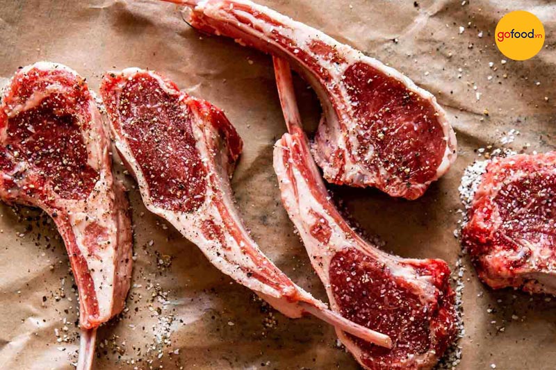 Hãy ướp kĩ phần sườn cừu trước khi chế biến Steak