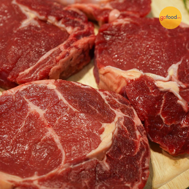 Thịt bò ngon có độ ẩm và đàn hồi tốt, không bị nát