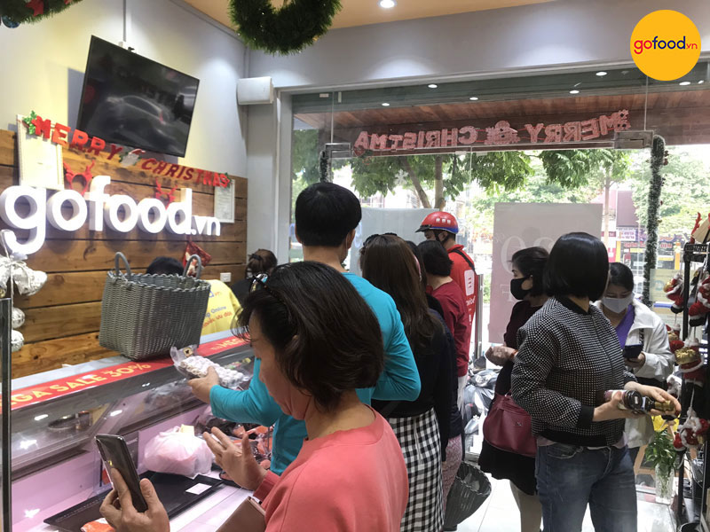 Không khí mua sắm sôi động tại cửa hàng Gofood