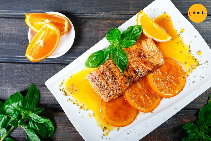 Cá hồi nướng cam ăn cùng cơm hoặc bánh mỳ