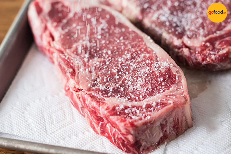Bất cứ miếng thịt làm Steak nào cũng nên ướp muối để có vị đậm đà hơn