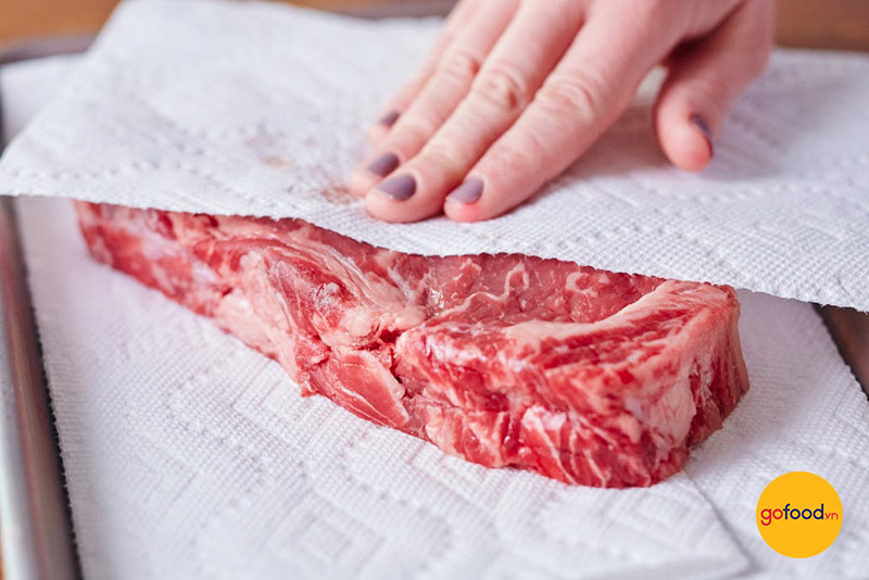 Dùng giấy hoặc khăn mềm thấm khô bề mặt thịt