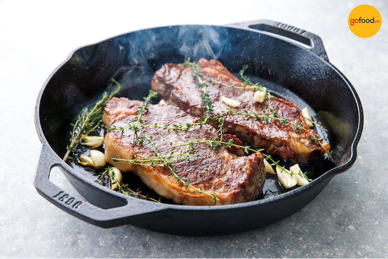 Đừng quên chuẩn bị hương thảo và tỏi cho món Steak nhé