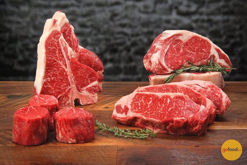 Thịt bò cho món bít tết phải có màu đỏ tươi, không thẫm và có độ đàn hồi