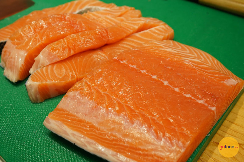Chú ý độ đàn hồi của thịt cá và cả màu sắc cá khi chọn mua cá hồi Nauy