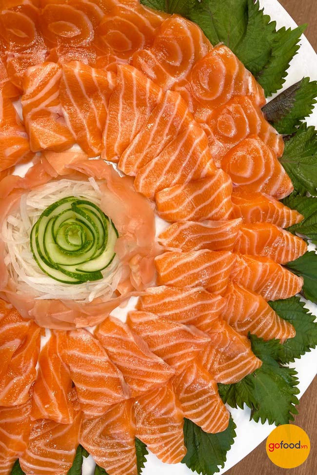 Sashimi cá hồi là món ăn được nhiều người ưa thích
