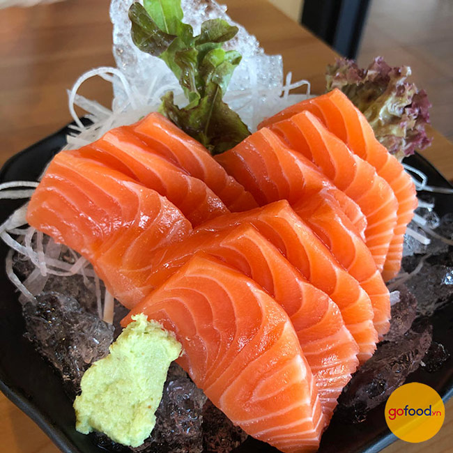 Sashimi cá hồi luôn được thưởng thức với rất nhiều đồ ăn kèm