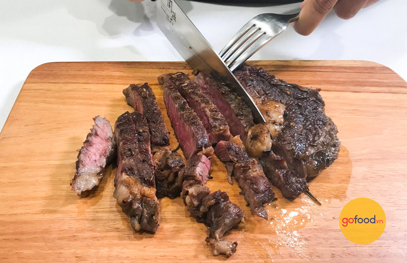 thăn lưng bò Úc làm steak